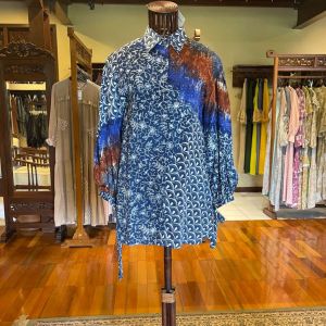 Aqila Tunik Viscos by Dian Pelangi LIMITED EDITION Blouse Baju Atasan Kemeja Blus Outfit Kerja Kantor Pesta Pernikahan Kondangan Casual Formal Lebaran Wanita Hijaber Cantik Anggun Modis Modern Elegan Mewah Model Terbaru Motif Batik Jumputan Kekinian