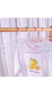 ไม้แขวนเสื้อพลาสติก ไม้เเขวนขอบกันลื่น รุ่นกันลื่น สีพาทเทล พลาสติกPPพิเศษ ที่แขวนเสื้อยืดหยุ่นได้ พร้อมส่ง CB