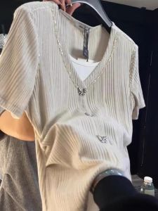 เสื้อยืดแขนสั้นผู้หญิง ทรงหลวม ทรงเข้ารูป ทรงไม่สมมาตร แฟชั่นฤดูร้อน เสื้อตัวบน แขนสั้น คอกลม ลายตัวอักษร เสื้อผ้าทำงาน