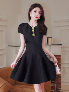 ชุดเดรสสั้นแขนพองสีดำสไตล์ฝรั่งเศส ดีไซน์ไฮเอนด์ ฤดูร้อน 2025 ชุดเดรสผู้หญิงทรงเอเอวสูง สไตล์เรียบง่าย
