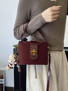 Fancy Niche Design Red Bag 2024 New Arrival Retro Easy Matching Crossbody Bag Fashion Best-Selling Small Carrying Bag