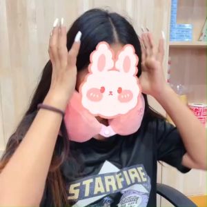 หมอนรองคอ Sanrio ช่วยลดอาการปวดคอและทำให้การเดินทางของเรานั้นสบายขึ้น ออกแบบให้รองรับพอดีกับศรีสะ สามารถถอดปลอกออกมาทำความสะอาดได้ ขนาด 25×30 cm