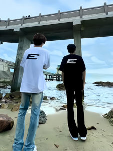 เสื้อยืดคอกลมแขนสั้นพิมพ์ลายตัวอักษร E สำหรับผู้ชาย สไตล์ย้อนยุคสไตล์อเมริกัน ทรงหลวม แฟชั่นฤดูร้อน