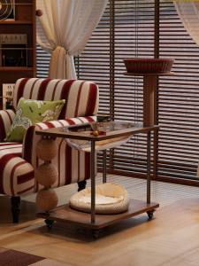 ตกแต่งบ้านสไตล์ย้อนยุค โต๊ะรองเท้าด้านขนาดเล็กสำหรับเลี้ยงแมว โต๊ะกาแฟแบบเคลื่อนที่ได้ อุปกรณ์เสริมสำหรับสัตว์เลี้ยงที่สามารถใช้ร่วมกัน