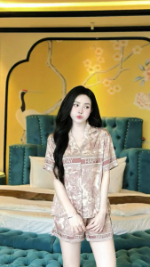 Bộ pyjama nữ áo cộc tay quần đùi họa tiết chữ chất lụa satin cao cấp Xumaki Store E010503