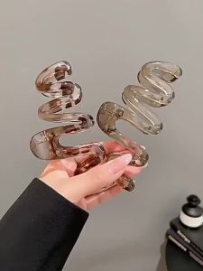 2pcs Womens Y2K Wavy High Glossy Amber Brown 11cm/4.33in Large Lightweight Plastic Hair Clip Elegant and Minimalistic