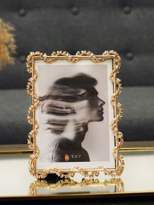 สไตล์อเมริกัน แฟชั่นสมัยใหม่ น้ำหนักเบา กรอบรูปโลหะสีทอง ตกแต่งบ้านอย่างสร้างสรรค์ รูปทรงสี่เหลี่ยมผืนผ้า พร้อมรูปภาพ