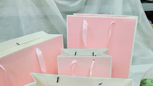 HUI ถุงกระดาษ ถุงใส่ของ ถุงหูหิ้ว สีชมพูขอบขาว ขนาดใหญ่ ใส่เสื้อผ้าเเฟชั่น ใส่ของชำร่วย พร้อมส่งด่วน