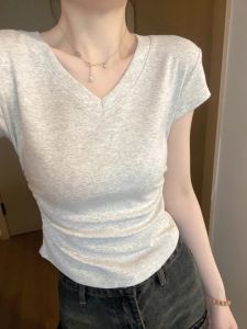 เสื้อยืดแขนสั้นคอวีทรงเข้ารูปสีน้ำตาลเข้มสำหรับผู้หญิงในฤดูร้อน ดีไซน์ทรงเข้ารูป เสื้อผ้าทำงาน ผ้าฝ้ายผสมโพลีเอสเตอร์