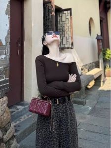 เสื้อยืดแขนยาวทรงสลิมฟิตสไตล์เกาหลีสำหรับผู้หญิง ฤดูใบไม้ร่วง/ฤดูหนาว เสื้อแขนยาวเปิดไหล่สีน้ำตาลสั้น ทรงเข้ารูป เสื้อผ้าทำงาน