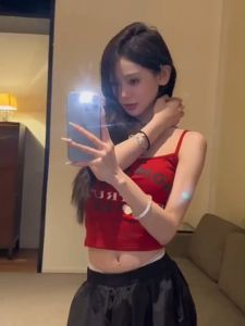 White july🌸เสื้อกล้ามผู้หญิง เสื้อครอปy2k เสื้อสายเดี่ยวพิมพ์ลายตัวอักษร เสื้อยืดเซ็กซี่ หวาน กระชับสัดส่วน และทันสมัย