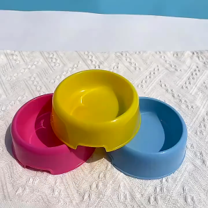 ชามอาหารสัตว์เลี้ยง ชามอาหารแมว ชามสุนัขชามแมวสีลูกอมชามเดี่ยวพลาสติกน้ำหนักเบา ส่งฟรี ราคาถูก