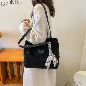 LHMoonlight กำลังฮิต กระเป๋าสะพายข้างแฟชั่น รูปทรงสวยขนาดกำลังพอดี ลายตารางแบบใหม่แบบสับ สีโทนสวยละมุน แต่งสายสวยๆ เข้ากันสุดๆ ขนาดพอดี พกพาสะดวกมาก