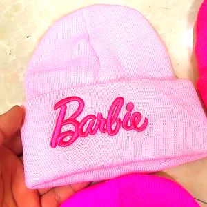 Barbie ตูกตาบาร์บี้เย็บ ปักถักร้อยถักร้อย หมวกปาร์ตี้คอสเพลย์เสื้อผ้าสีชมพูอบอู่ ปักถักร้อย นิตติ กระต่ายน้อย ให้บริการสินค้าสำหรับหญิง