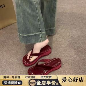 รองเท้าแตะส้นหนาสำหรับผู้หญิง ทรงสวมสบาย สไตล์ลำลอง ทรงส้นแบน รองเท้าแตะชายหาด สีแดง เท่ๆ น่ารัก ฤดูร้อน 2025