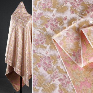 ผ้าไหมปักลายดอกบัวสีชมพูอ่อนสไตล์จีนใหม่ ผ้าอ้อมนุ่มสำหรับทำเสื้อคลุมและเสื้อกั๊ก เสื้อผ้าสำหรับทำมือ DIY สำหรับตกแต่งบ้าน