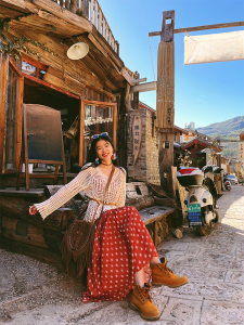 ชุดเดรสยาวผู้หญิงสไตล์โบฮีเมียนวินเทจสีแดง สายเดี่ยวหลวมๆ ทรงเอ คอวี แขนกุด กระโปรงยาวคลุมเข่า ฤดูร้อน 2024