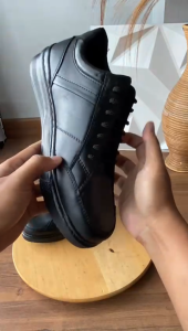 Sepatu Pria Casual Bahan Kulit Clover Sneakers Kerja Kasual