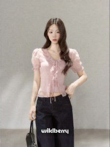 Wildberry | Áo Blouse Tay Ngắn Đỏ Hồng Giảm Cân