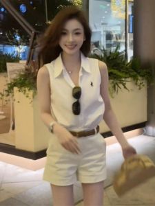 เสื้อเชิ้ตคอโปโลแขนกุดหลวมๆ สำหรับผู้หญิง ฤดูร้อน 2024 ดีไซน์ใหม่ ดีไซน์เก๋ไก๋ ลำลอง ใส่ได้หลากหลาย