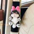 Lucy Cat ผู้ชายและผู้หญิงหวานน่ารักสนุกสร้างสรรค์การ์ตูนตุ๊กตานุ่มตุ๊กตารถเข็มขัดนิรภัยตกแต่งสบายไหล่. 