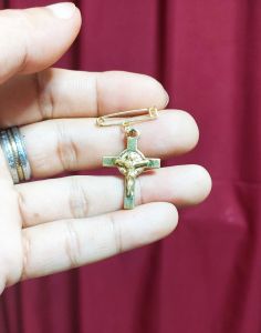Original Anti-usog St. Benedict Exorcism Crucifix Baby/Adult Pin for Anti-usog Anti-balis Anti-diwata Anti-incanto etc. Protection Against Bad Spirit. 18K non Tarnish Stainless Gold