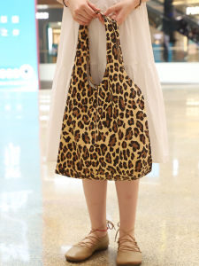 กระเป๋าผ้าใบลายเสือดาวสไตล์เกาหลีญี่ปุ่นสำหรับผู้หญิง ความจุขนาดใหญ่ กระเป๋าสะพายไหล่ผ้าใบสำหรับนักเรียน กระเป๋าถือแฟชั่น กระเป๋าถือทรงสี่เหลี่ยมแบน