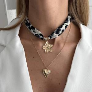 Salircon 2 Pcs/Set Retro Leopard Flannel Rope Chain Flower Heart Metal Pendant Necklace Women 2026 Elegant Sweater Chain Jewelry
