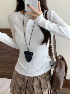 เสื้อยืดคอกลมแขนยาวผ้าฝ้ายลายเส้นสีขาวสไตล์เกาหลีสำหรับผู้หญิง ฤดูใบไม้ผลิและฤดูใบไม้ร่วง เสื้อชั้นในทรงเข้ารูป เสื้อชั้นในสุดเก๋