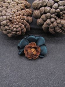 Dodo Simple Fabric Flower Brooch Pin: A Stylish Accessory for Women