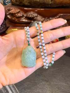 #johorbahru #crystal #Myanmarjade #dragonturtle 🇲🇲缅甸玉吊坠💰金钱龙龟是一种融合龙和龟的瑞兽形象，常见于玉雕挂件中，寓意丰富而吉祥  龙龟长Height: 33mm  龙龟宽Width: 23mm 厚度Thickness: 14.3mm 总重Weight: 35.3g 项链长27cm 📍Johor Bahru 区可自行取货或邮寄服务  寓意  1. 招财旺运 龙龟具有龙的威严和龟的稳重，象征财运滚滚、事业亨通。常用于祈愿生意兴隆或事业步步高升。