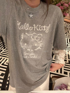 เสื้อยืดลายการ์ตูน KT Cat แขนสั้นคอตั้งปะติดปะต่อผ้าลูกไม้ 2 ชิ้นปลอม ฤดูร้อน 2025 แฟชั่นผู้หญิง แขนสั้น คอกลม เสื้อยืด