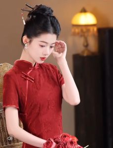 เดรสกี่เพ้ายาวสีแดง แขนสั้น มีซิปหลัง ปั๊มนูนลายดอกไม้ทั้งตัว แต่งกระดุมจีนที่อกและข้างลำตัว กระโปรงทรงตรงผ่าข้าง #9242