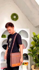 COD TAS Selempang cowok kulit sintetis motif garis resleting depan banyak kantong simpel murah