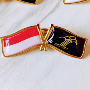 Pin & Bros Lencana Kuningan Cor Emas Bendera Indonesia dan Kementerian Hukum