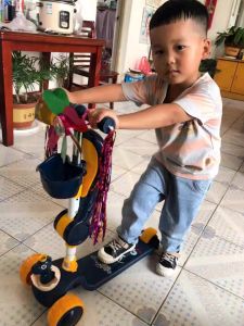 สกู๊ตเตอร์เด็ก สกู๊ตเตอร์ 3 in 1 สกู้ตเตอร์สามล้อ พับเก็บง่าย มีไฟมีเพลง รถเด็ก อัพเกรดล้อใหญ่