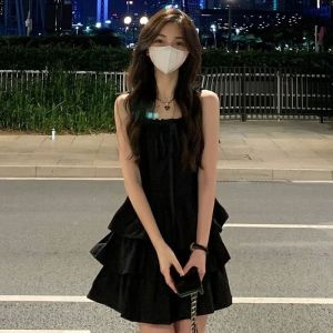 ชุดเดรสคอฮอลเตอร์สีดำสไตล์ฝรั่งเศส ฤดูร้อน 2024 ชุดเดรสทรงเข้ารูปดีไซน์หรูหรา สไตล์หวานๆ สำหรับผู้หญิง ชุดเดรสยาวคลุมเข่า