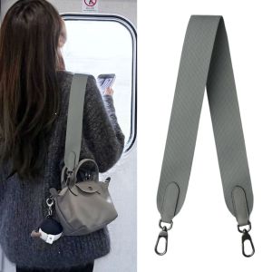 กระเป๋าสะพายข้างแบบสะพายข้างขนาดเล็ก หนังแท้ ด้านล่างสีเทาเข้ม สายสะพายไหล่แบบปรับได้ สายเดี่ยว หนังยาง ผ้าใบหนา