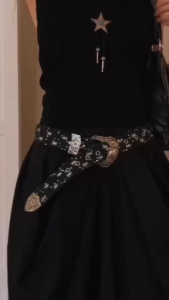 Antnine พร้อมส่งจากไทย เข็มขัดผ้ายีนส์ตกแต่งวัสดุหรูหราดูดี เข็มขัดแบบสวมหัวสไตล์สาวเท่ดูเท่ใส่ได้ทั้งหญิงทั้งชาย