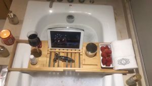 ชั้นวางอ่างอาบน้ำไม้ไผ่ ถาดเสิร์ฟ ที่วางโทรศัพท์ในห้องน้ำ