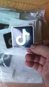 Tem nhôm logo TIKTOK trang trí tạo nét cá tính độc đáo