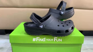 Giày sục crocs chuẩn xịn chống hôi chân nhựa tế bào êm mềm dẻo bền đi mưa lội nước đi biển cho trẻ em : Crocs band classic màu đen tặng kèm sticker