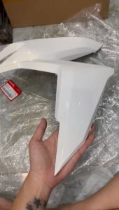 Bửng ngoài/ Cánh gà zin hãng màu trắng xe Click Thai và Vario 2018-2021.(giá 1 bên)