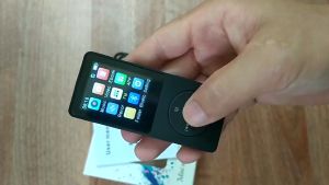 Máy nghe nhạc mini mp3 phát và chơi nhạc mp4 kết nối bluetooth có màn hình lcd loa ngoài kèm thẻ nhớ tai nghe cáp sạc