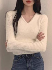 WANGGONGZHU | เสื้อสเวตเตอร์ถักทรงเข้ารูปคอวีสำหรับผู้หญิงในฤดูใบไม้ร่วงและฤดูหนาว เสื้อสเวตเตอร์ถักหนา ทรงเข้ารูป สไตล์เรียบง่าย สวมใส่สบาย สำหรับผู้หญิง