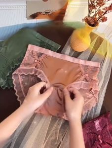 Dezenna Celana Dalam Wanita Polos Mid Waist Renda Sutra Es Big Size 5C268