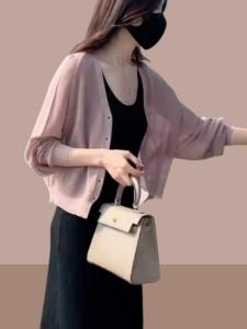 เสื้อคาร์ดิแกนถักไหมน้ำแข็งสั้นสำหรับผู้หญิงในช่วงฤดูร้อนปี 2025 เสื้อคาร์ดิแกนแบบเปิดไหล่บาง แฟชั่น ลำลอง สไตล์ใหม่