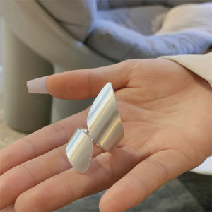 แหวนนิ้วชี้เปิดเงาสีเงินสไตล์เรียบง่ายดีไซน์เก๋ไก๋ไม่สมมาตรแหวนนิ้วชี้แบบโค้งงอสำหรับผู้หญิง เครื่องประดับแฟชั่น