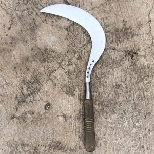 arit rumput asli dari Maduradijamin original produk terbaik dari pulau garam Madura terbuat dari bahan full baja pir siap untuk segala jenis lahan pertaniandan perkebunansudah diasah dan siap dipakai dijamin tajam dan kuat anti rompal dan mleot