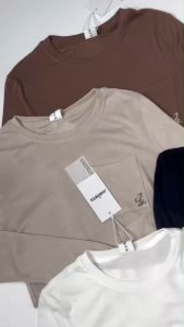 JARINYA เสื้อแขนยาวผ้ายืดแต่งกระเป๋าปัก Jy ผ้ายืดใส่สบาย